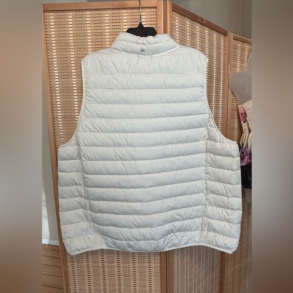 Ozark Trail soft puffer White plus size vest sz 2X - Picture 14 of 16